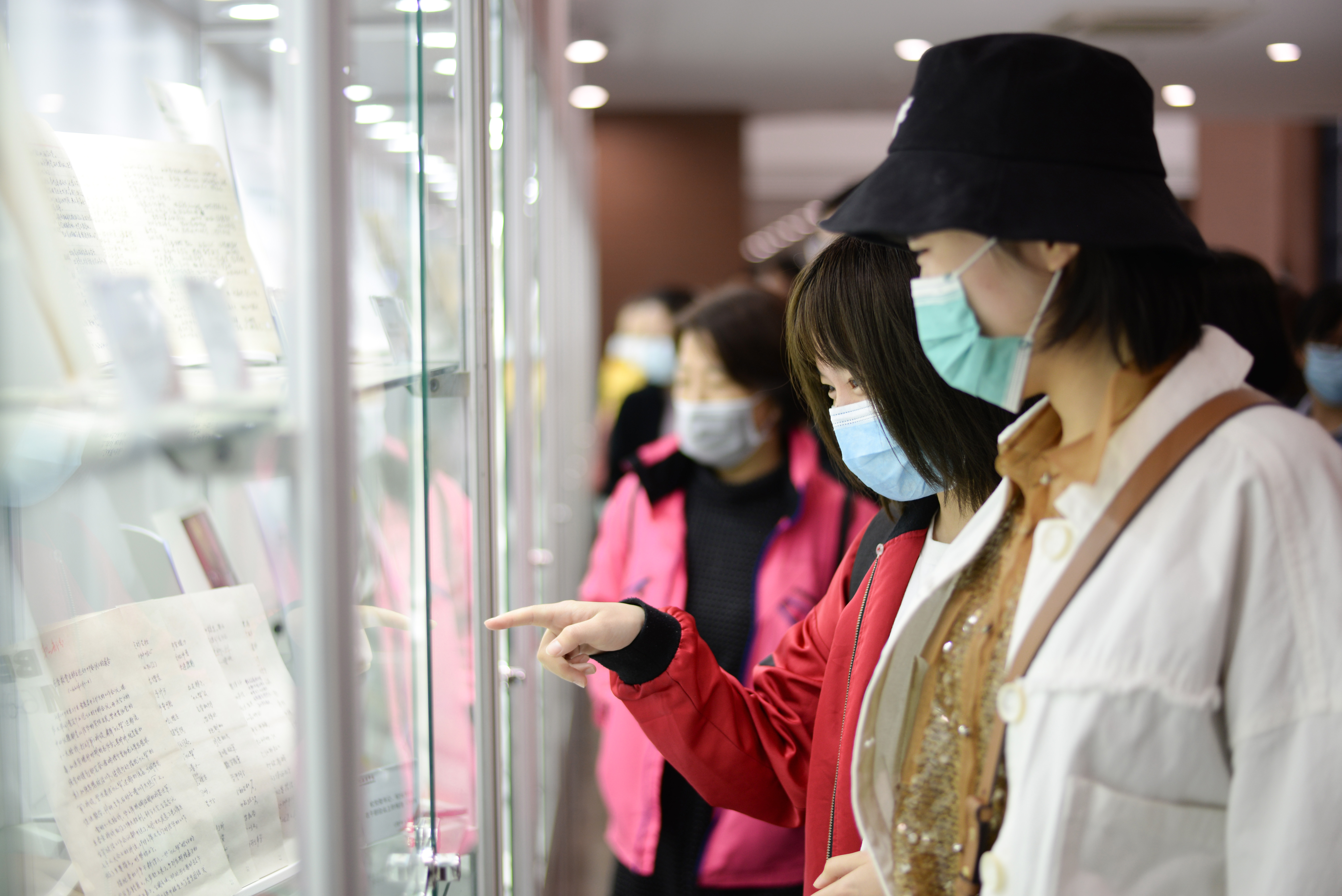 图为同学们参观“党在清华园”系列展览2.jpg 图为同学们参观“党在清华园”系列展览2.jpg