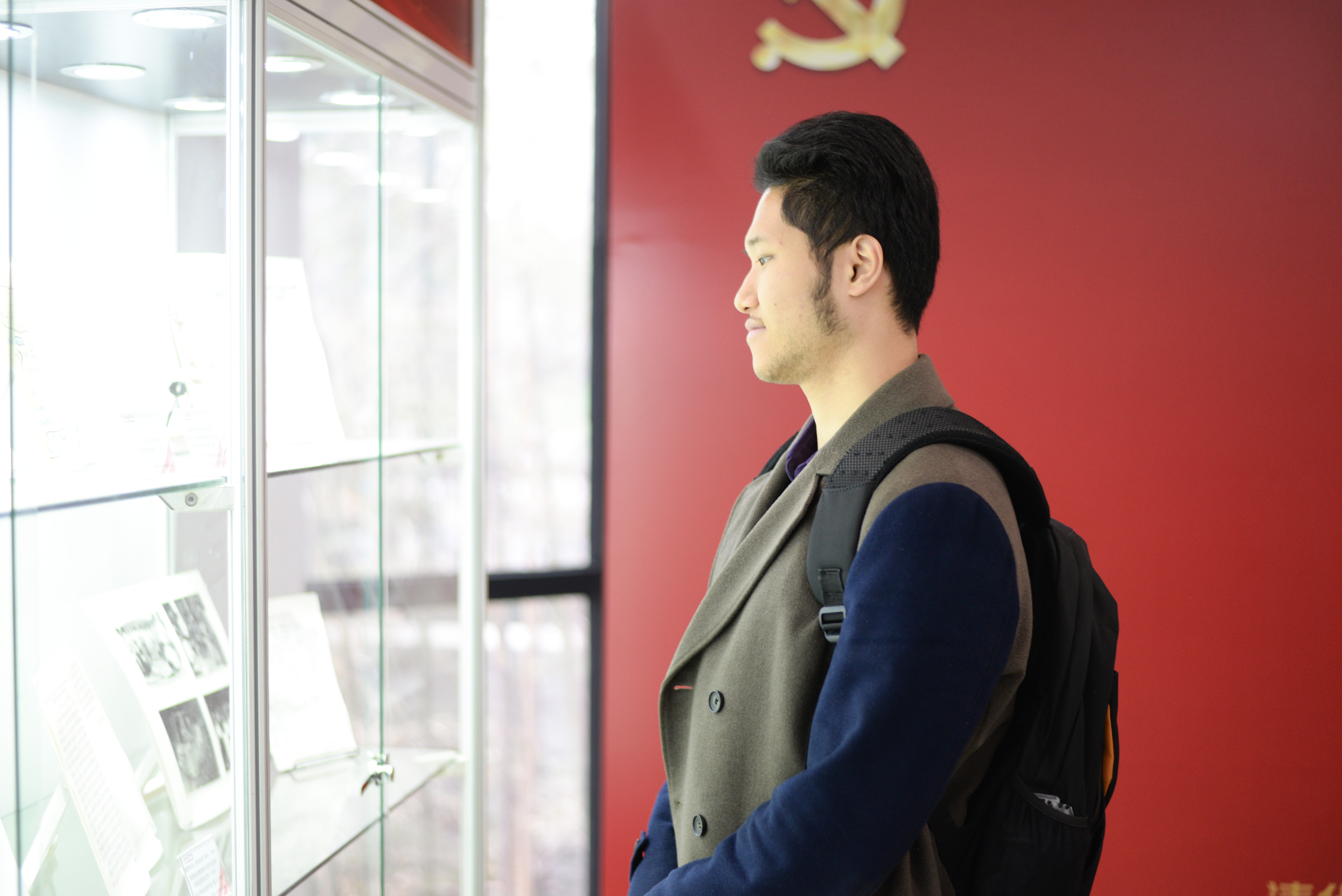 图为同学们参观“党在清华园”系列展览1.jpg 图为同学们参观“党在清华园”系列展览1.jpg