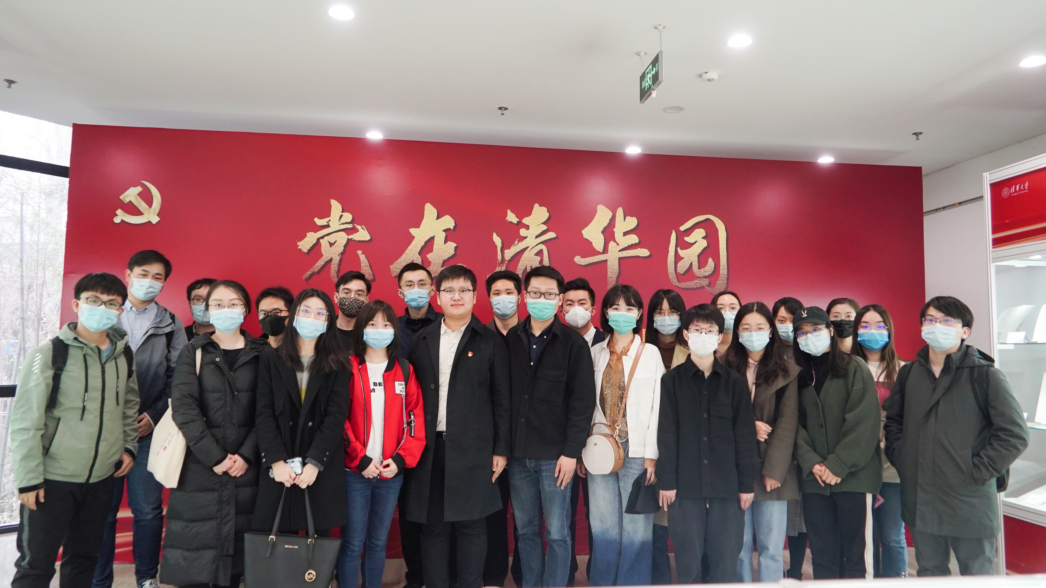 图为同学们在清华大学图书馆北馆大厅合影.jpg 图为同学们在清华大学图书馆北馆大厅合影.jpg